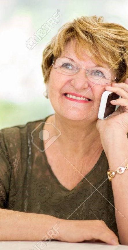 23527677-bastante-altos-mujer-hablando-p