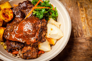 The Jamaican Jerk Chicken is gluten free and consists of smoked chicken, rice, beans, kale, carrot, yucca, plantain, and spicy jerk BBQ sauce. Luckily for those who can’t find the time to stop by, Everytable recently partnered up with uberEATS. However, that is not all that Polk and Foster have planned. They are expecting to expand Everytable with more stores opening in 2017.