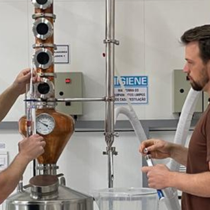 Destilador artesanal em funcionamento demonstrando o momento dos cortes na destilação