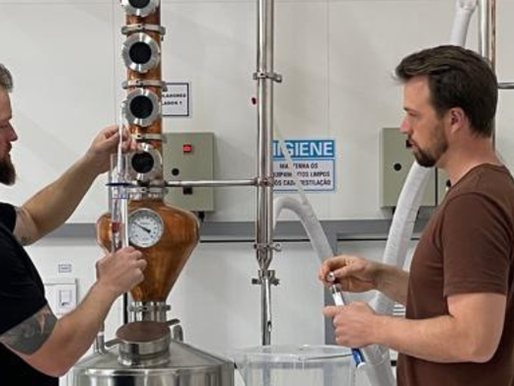 Destilador artesanal em funcionamento demonstrando o momento dos cortes na destilação