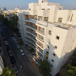 2022 | עדכון 1
מוכנים לבנייה, וממתינים להיתר
ברבעון הקודם סיפרנו לכם שהיתר הבנייה עדיין מתעכב, אבל מצד שני יש סימנים טובים לעוצמתו של הפרויקט.
נכון להיום, היתר הבנייה צפוי להתקבל בחודש הקרוב, אבל בינתיים הוחלט לפצל את העבודות, ובעוד שממתינים להיתר עבור הקומות הנוספות, להתחיל את העבודה בקומות הקיימות.
במקביל התקבלה שומה חדשה, שמעריכה רווחיות טובה בפרויקט.
סיכומו של דבר, אחרי עיכובים בירוקרטיים שונים, הפרויקט חזר להתקדם, ואנחנו ממשיכים לעקוב באופטימיות.