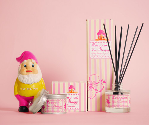 Natale sostenibile: quando il regalo diventa un gesto di design, consapevolezza e bellezza 3 https://static.wixstatic.com/media/eadd46_7bf6a1612bba447796826f20e0e08802~mv2.jpg/v1/fit/w_500%2Ch_500%2Cq_90/file.jpg?utm_source=chatgpt.com