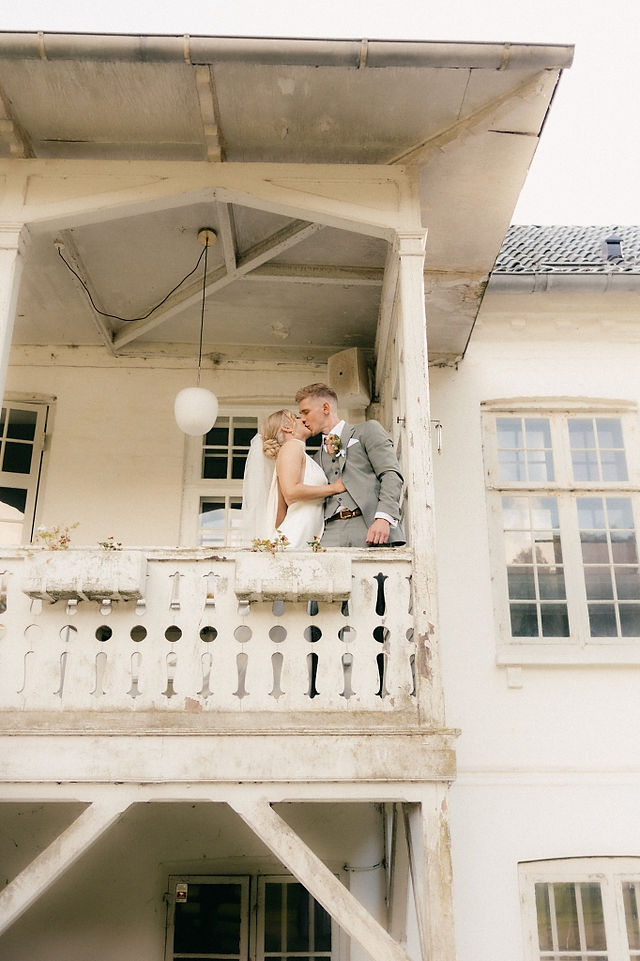 Romantic couple’s photoshoot by the sea near Holbæk