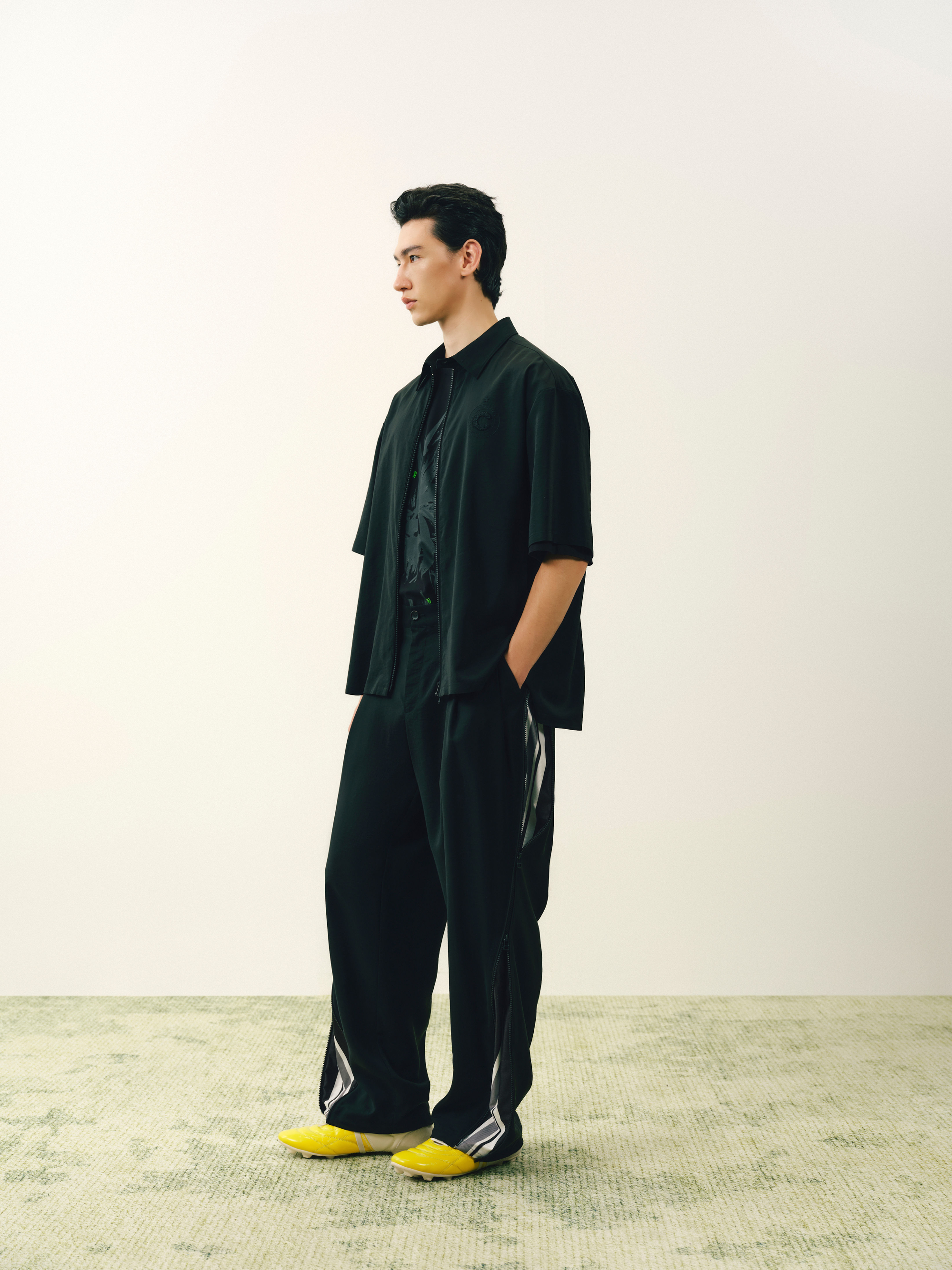 Trousers with zippers and side straps