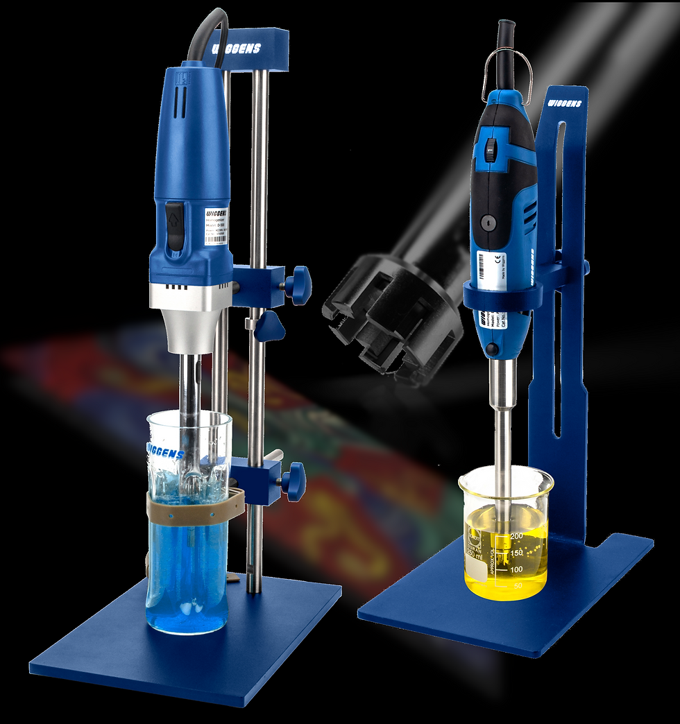 חברת Wiggens מציעה הומוגנייזרים שנותנים מענה לכל סוגי הדוגמאות ובכל הנפחים. ההומוגנייזרים של Wiggens מצטיינים במבנה אגרונומי וקל משקל שמאפשר עיבוד ידני בצורה נוחה או התקנה על מעמד ייעודי לעבודה ממושכת. סכיני העיבוד בנויים מנירוסטה 316 ומבטיחים עיבוד מושלם, אפשרות לעיקור באוטוקלאב ואורך חיים ארוך. קיימים מגוון סכיני עיבוד מקוטר 5 מ"מ ועד קוטר 30 מ"מ לעיבוד נפחים 0.1ml עד 8,000ml. מנועים עצמתיים, מגוון סכיני עיבוד ומבנה באיכות גבוהה מבטיחים תוצאה מושלמת.