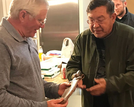Tony Wyno presents Larry Newman with an engraved knife.