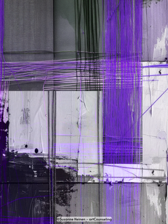 Fadenspiel in Violett aus der Aktion „Fäden zwischen Licht und Schatten", violette Fäden senkrecht und waagerecht über einer schwarz-weißen Collage gespannt.