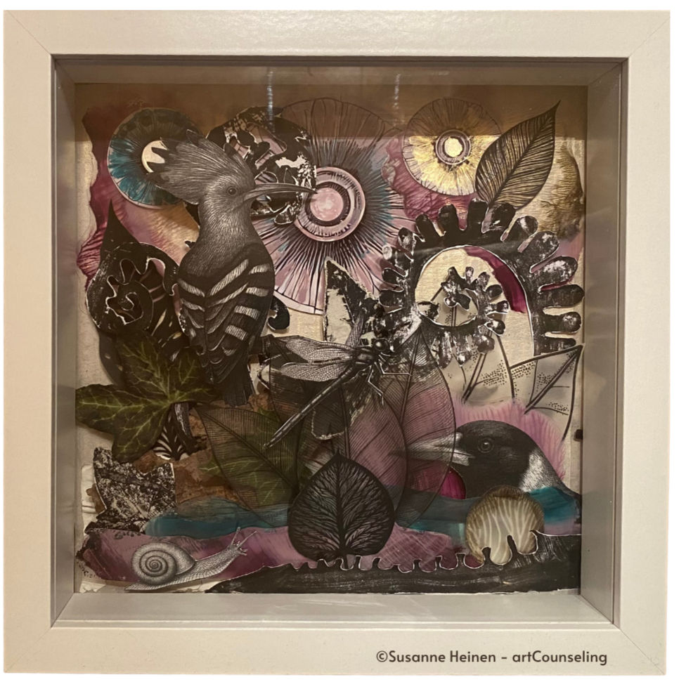 Schattenkasten hinter Glas, Assemblage aus geschichteten Papierelementen: Wiedehopf, Elster, Libelle und Schnecke zwischen Blättern und Blüten, in gedämpftem Violett, Türkis und Gold.