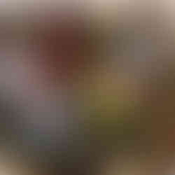 Ein Adventskranz geschmücktt mit Schneemann und einer Wichtelsocke.