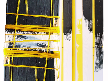 Farbkreisreise Gelb 2026: Fäden zwischen Licht und Schatten – Karton mit eingeflochtenen gelben Fäden