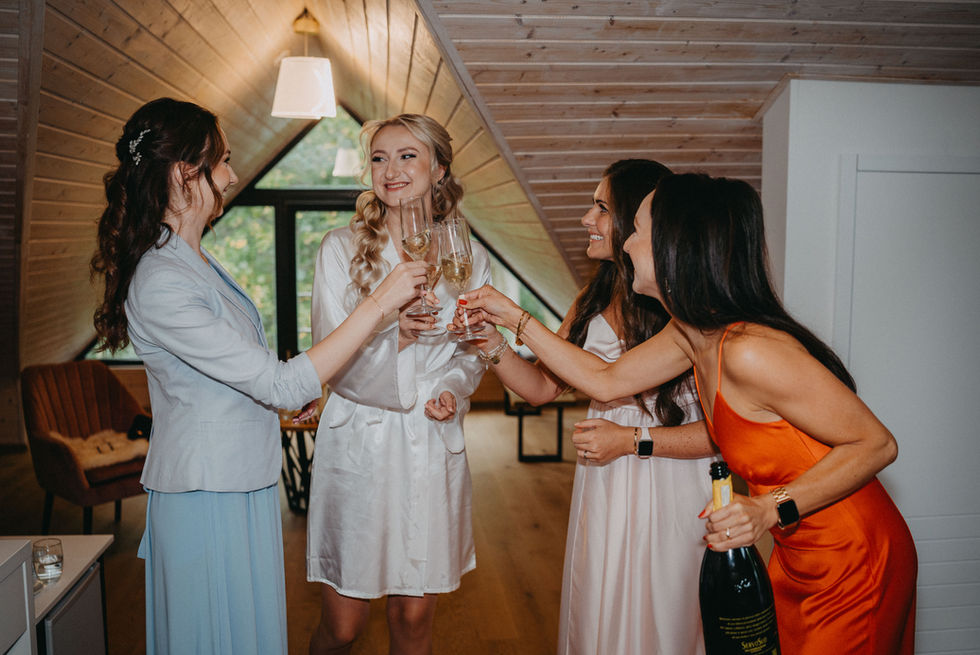 Klidné svatební přípravy nevěsty v Cattaleya Resortu Čeladná, přirozené světlo