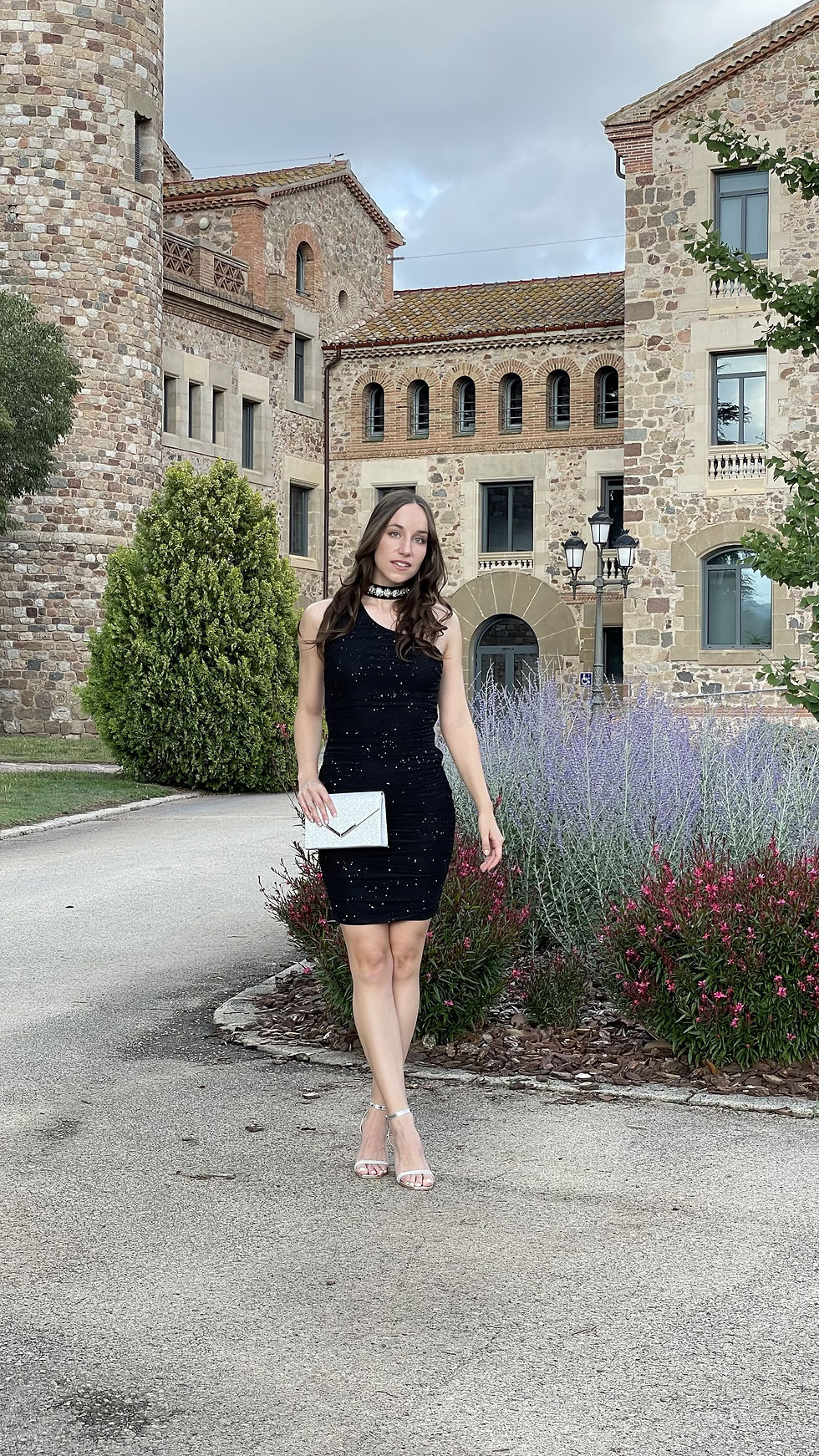 Miniatura: Vestido Ajustado con Hombro Fruncido Negro con Brillantes