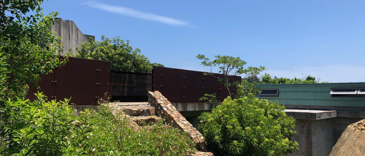 士兵館房型整體住宿環境,清水模建築、中庭花園與自然採光構成的靜謐空間