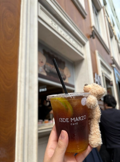 「13 DE MARZO」のドリンク。カップにくまのぬいぐるみが付いてきます