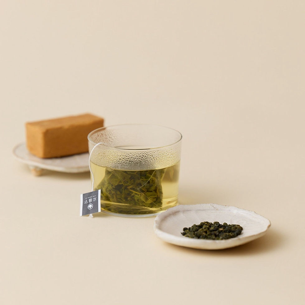 阿里山金萱茶とSunnyHillsの菓子