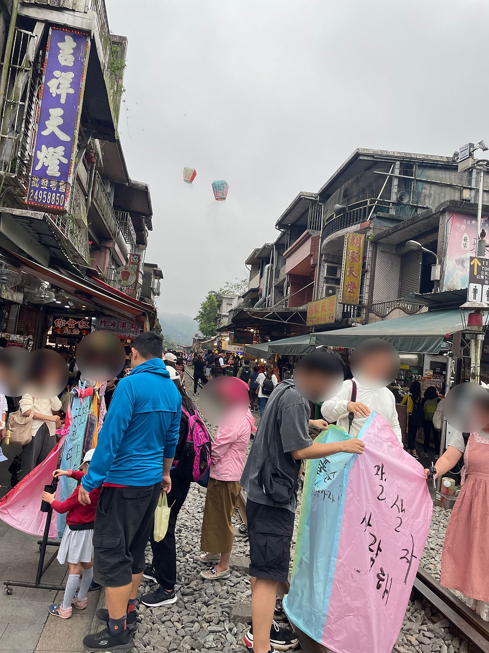 写真：十分の天燈（ランタン）上げ／丸山さん提供