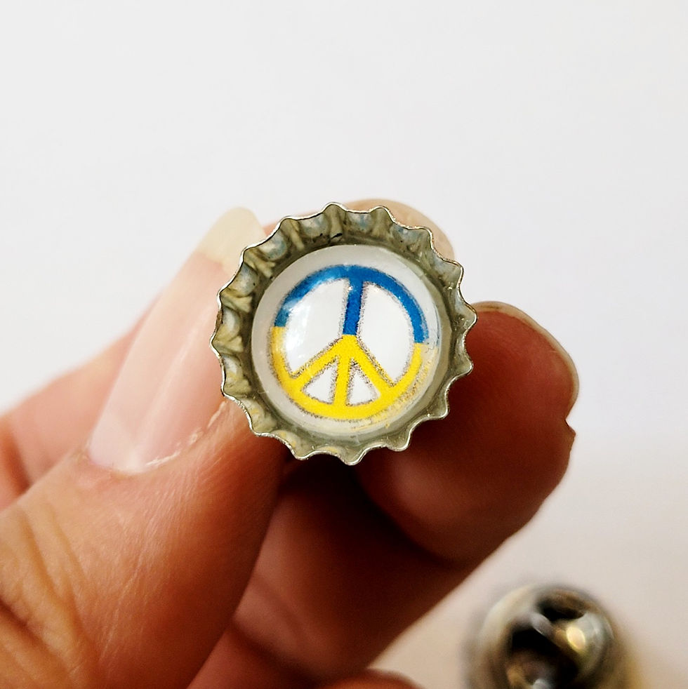 Miniaturbild: Pin Anstecknadel Kronkorken – Ukraine Frieden rund 12 mm