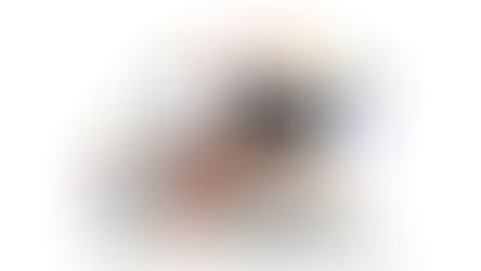 Logo de la Coordi Resiste, donde se ve a un niño leyendo en un fondo de azulejos de colores