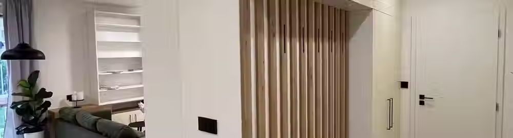 Moderní chodba s světlým nábytkem