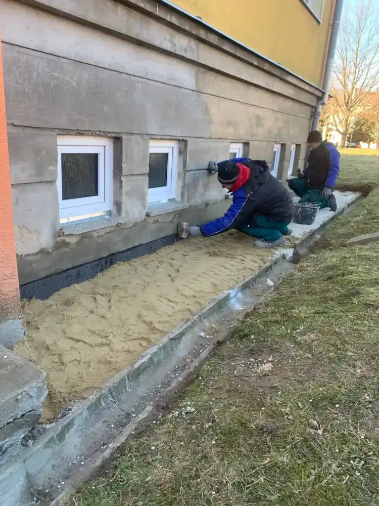 Pokládka dlaždic u domu