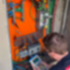 Engenheiro realizando o laudo técnico de energia de um condominio