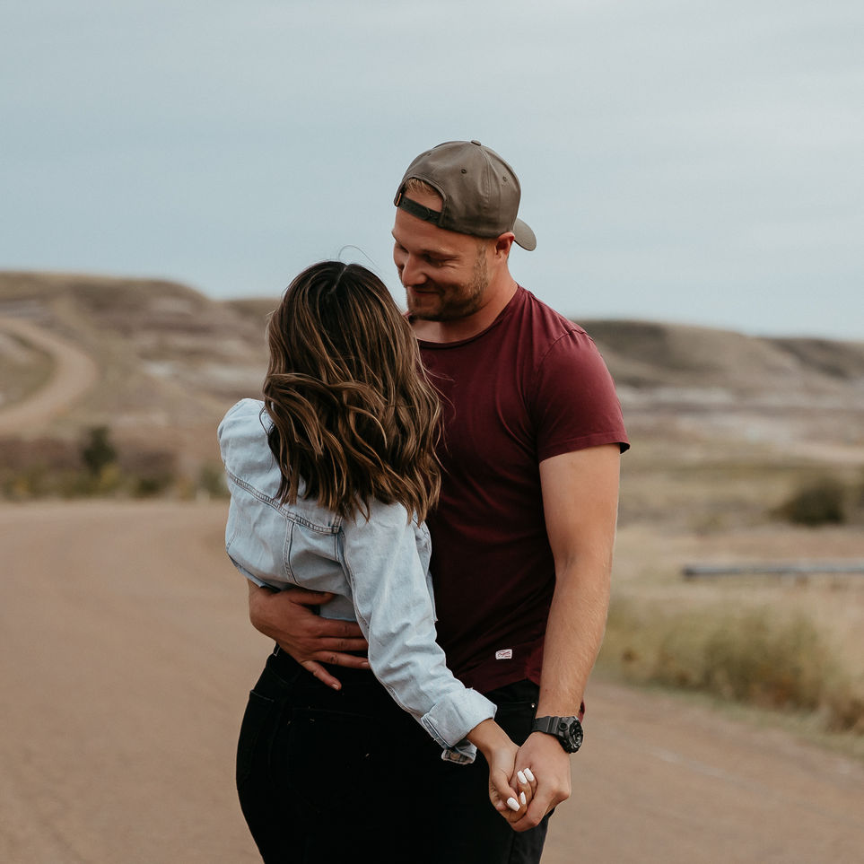 Couple engagement photos in Dumheller Alberta