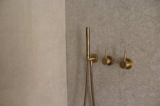 Salle de bain en laiton brossé