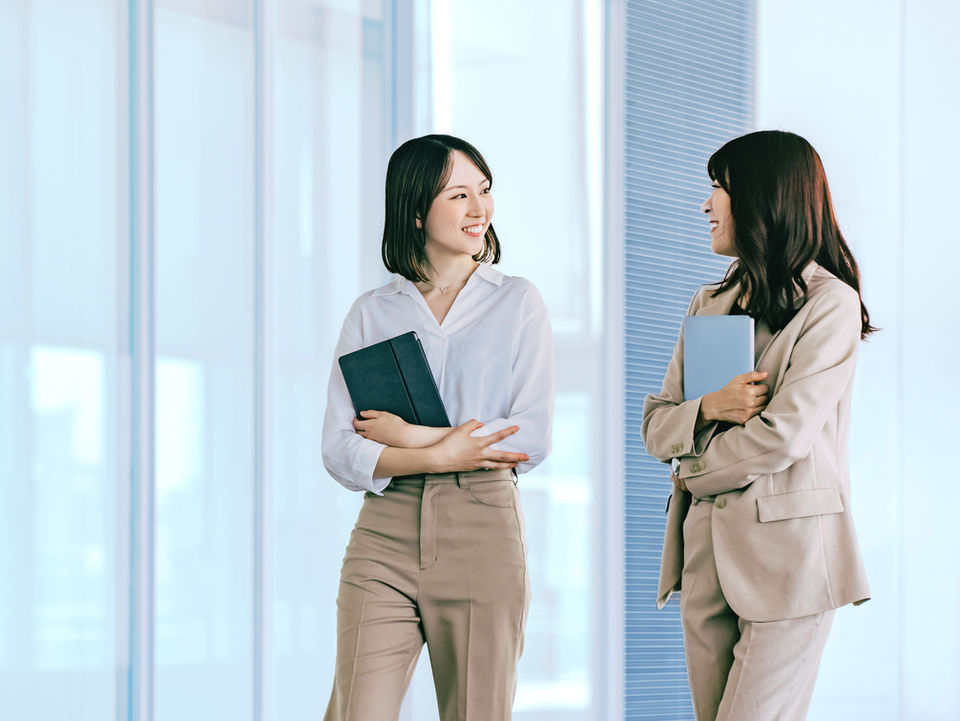 会話をする女性