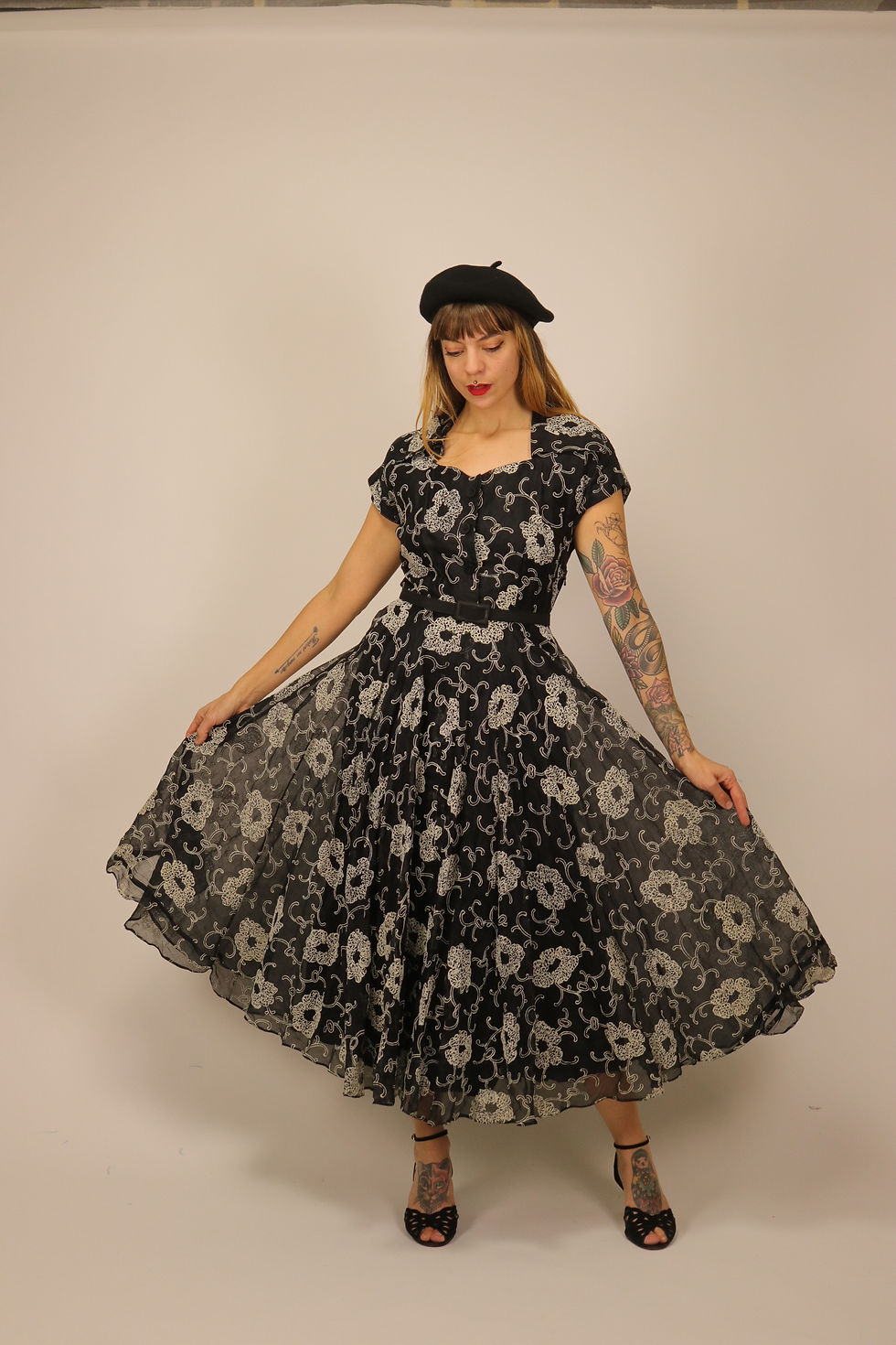 Thumbnail: 1950s Embroidered Cotton Gaze Black Dress - Size S