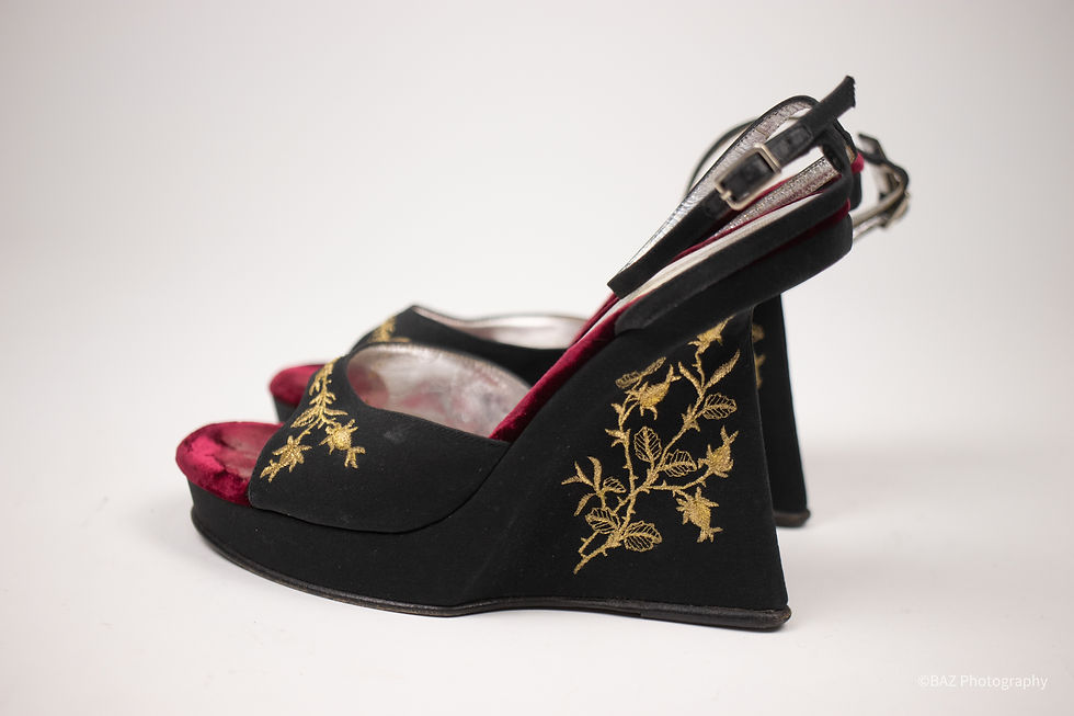 Thumbnail: DOLCE & GABBANA Runway S/S 1998 Silk and Velvet Embroidered Wedges - Size 37
