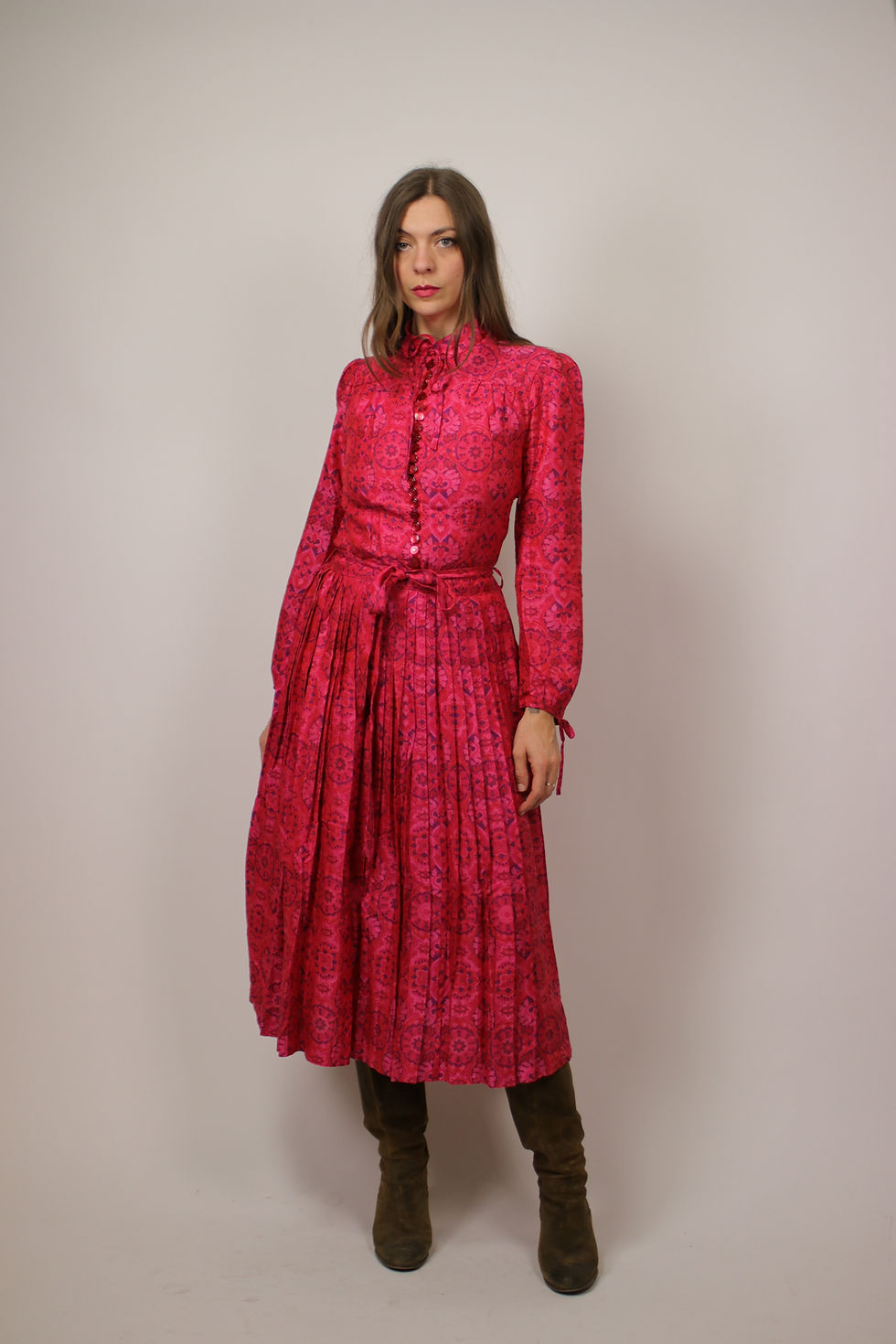Thumbnail: 1970s Pink Batik Accordeon Pleats Silk Dress - Size S-M