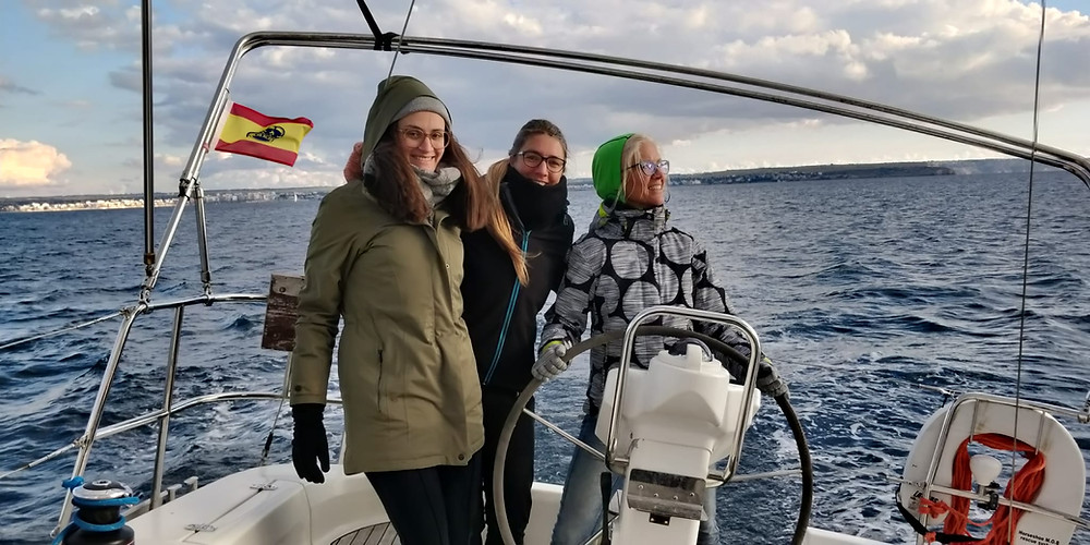 drei Frauen auf einem Segelboot