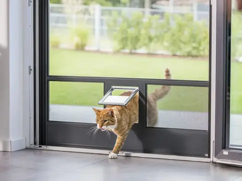 Rede mosquiteira de porta em tecido fino, impedindo a entrada de insetos.