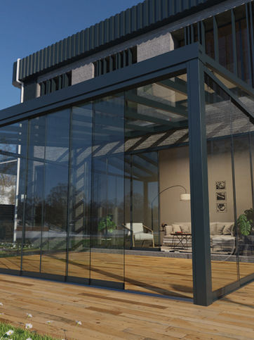 Cortina de vidro transparente instalada numa casa moderna com vista para o jardim.