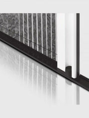 Rede mosquiteira de porta em tecido fino, impedindo a entrada de insetos.