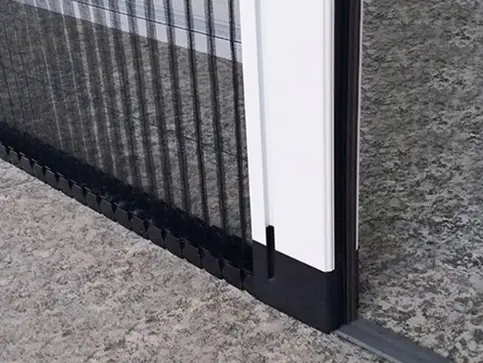 Rede mosquiteira de porta em tecido fino, impedindo a entrada de insetos.