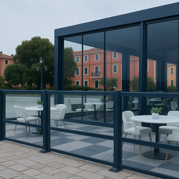 Guarda-corpo em vidro transparente com estrutura metálica.