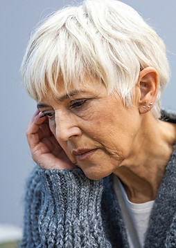 Frau-hat-sorgenvollen-Gesichtausdruck-grübelt-und-ist-Nachts-wach-und-ist-Nachts-ruhelos-findet-keinen-Schlaf-vor-Gedankenkreisen-Grübelschleifen-vermisst-Zuwendung-ihr-fehlt-Geborgenheit-und-Sicherheit-und-sie-kann-keinen-Schalf-finden-der-Alltag-belastet-sie-und-Beziehungskonflikte-rattern-im-Kopf-sie-wirkt-in-sich-selbst-verschlossen-kann-nicht-loslassen-sie-plagen-Erinnerungen-an-früher-und-Selbstvorwürfe-und-Schuldgefühle-denn-sie-bereut-Entscheidungen-und-bedauert-Lebensereignisse-und-betrauert-Verlust-von-geliebten-Menschen-die-belastenden-Gedanken-hören-nicht-auf-in-ihrem-Kopf-zu-kreisen-und-rauben-den-Schlaf-sie-fühlt-sich-völlig-erschöpft-der-Schalfmangel-trübt-ihre-Lebensfreude-und-nimmt-ihr-die-Lebenskraft.