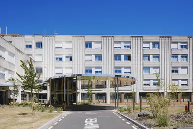 Hall mère et enfant : auvent et restructuration des locaux de maternité du centre hospitalier de Troyes Troyes | surface : 800 m² | coût : 766 680 € ht | année : 2015 | agence d’architecture basée à Troyes — Hérard et Da Costa architectes