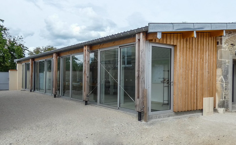 EXTERIEURE-ENTREE-SALLE-COMMUNALE-THIL.jpg