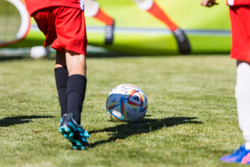 Chaque enfant reçoit un ballon