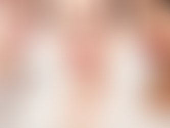 [2023년 2월 뷰티뉴스] 글로벌 앰배서더 줄리안 무어와 함께하는 아워글래스 언락드 새틴 크림 립스틱 출시