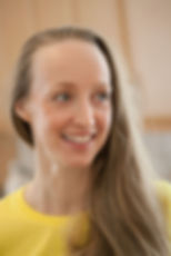 Portraitbild der Kinderyoga-Expertin Sibylle Schöppel. Typisch mit gelbem Oberteil und lächelnd sieht sie offen zur Seite. Ihre blonden Haare trägt sie locker offen.