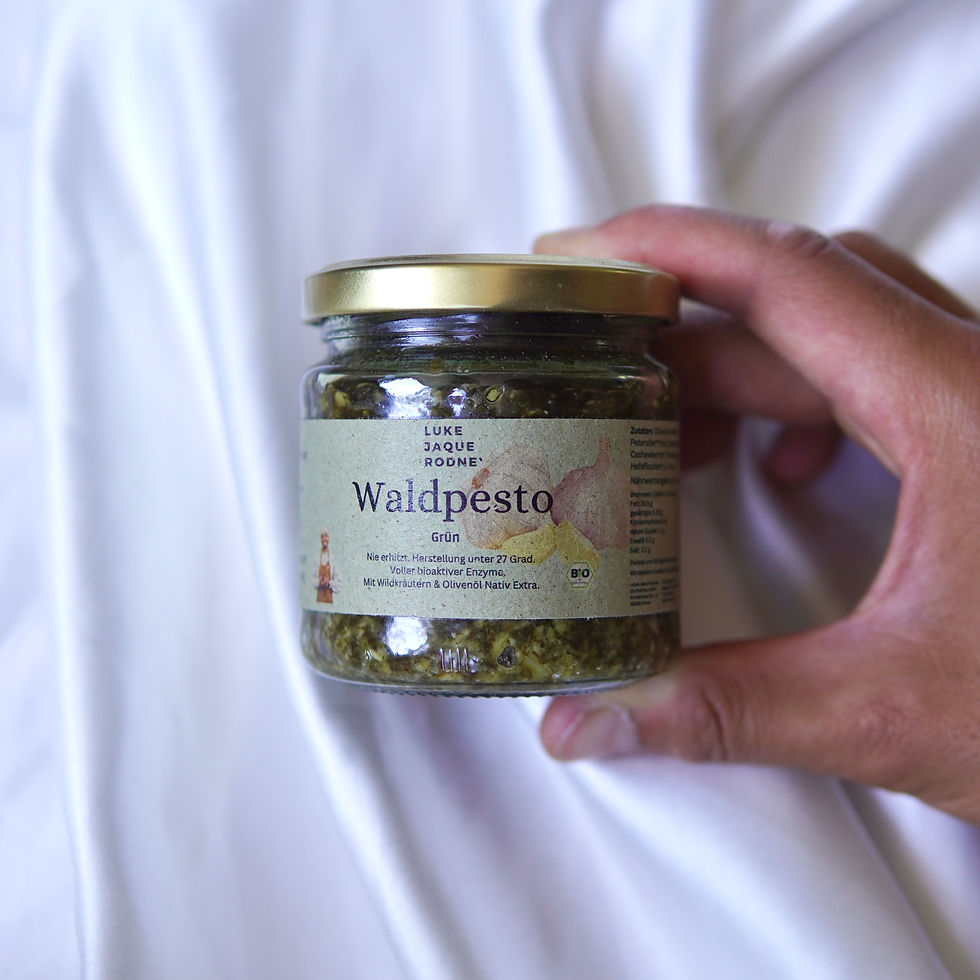 Miniaturbild: Waldpesto Grün in Händen