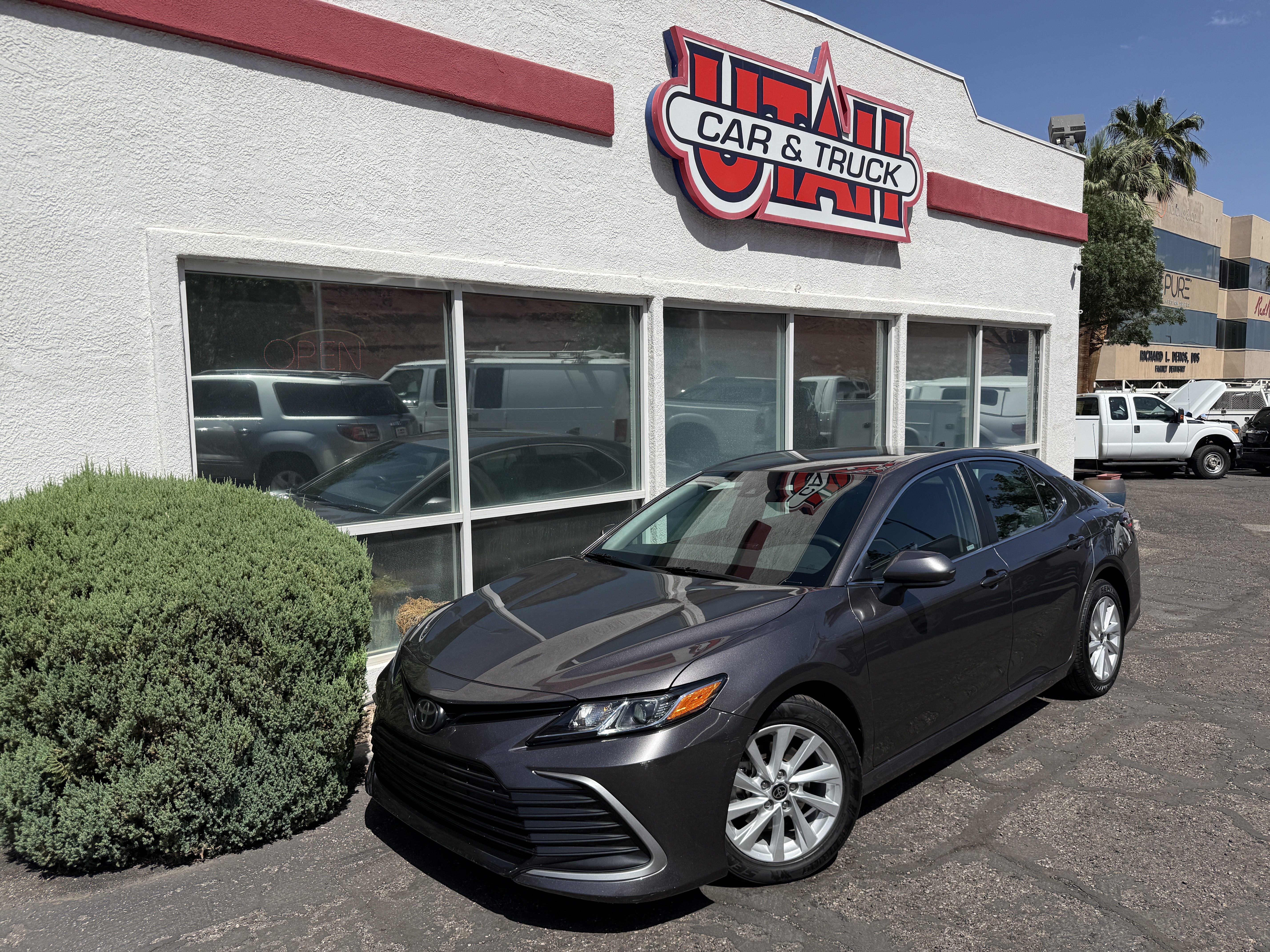 2022 Toyota Camry LE's photo
