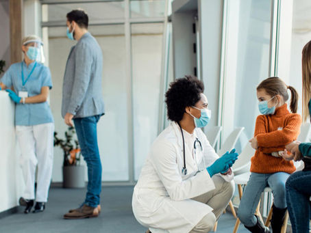 Atendimento humanizado com apoio da tecnologia em consultório médico moderno.
