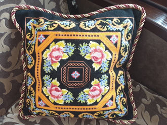 Вышитая подушка и схема к ней