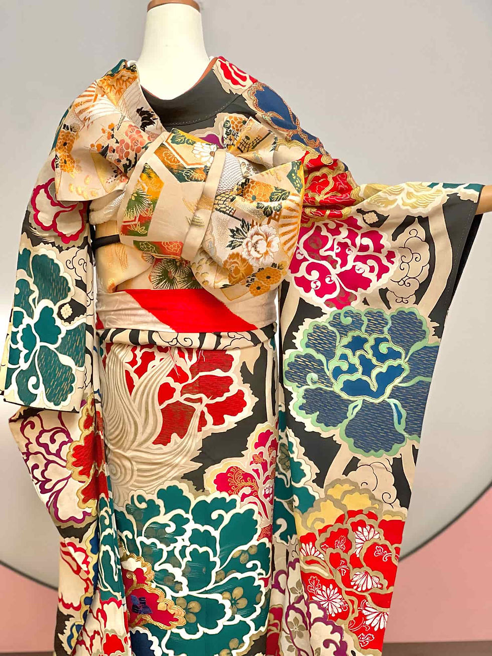 サムネイル： Antique 牡丹に唐獅子刺繍 黒振袖
