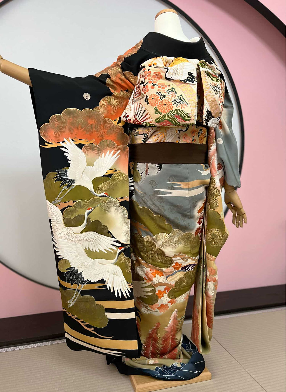 サムネイル： Antique 抱き茗荷五三桐五ツ紋 松に鶴紋様 黒振袖