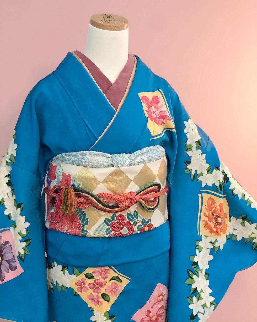 サムネイル： ブルーにダイヤ洋花 お振袖